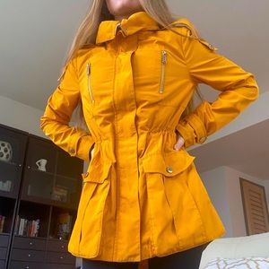 Taxi yellow raincoat. BCBG.